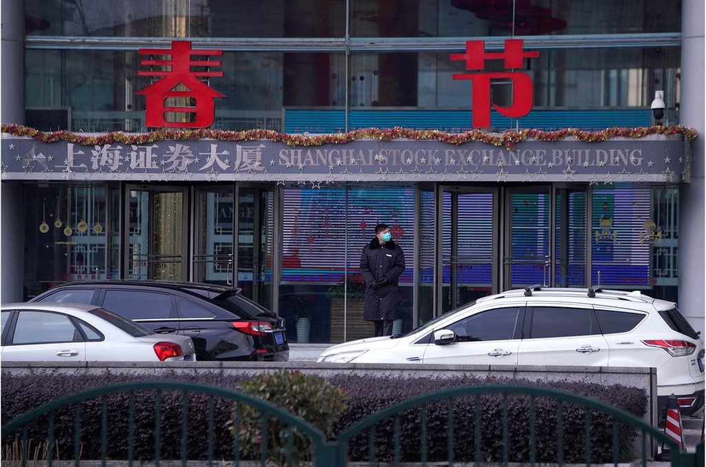 一名男子站在上海證券大廈門外