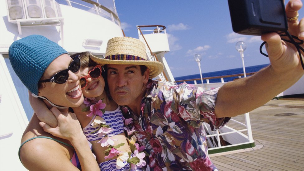 Padre, madre e hija se toman una foto a bordo de un crucero