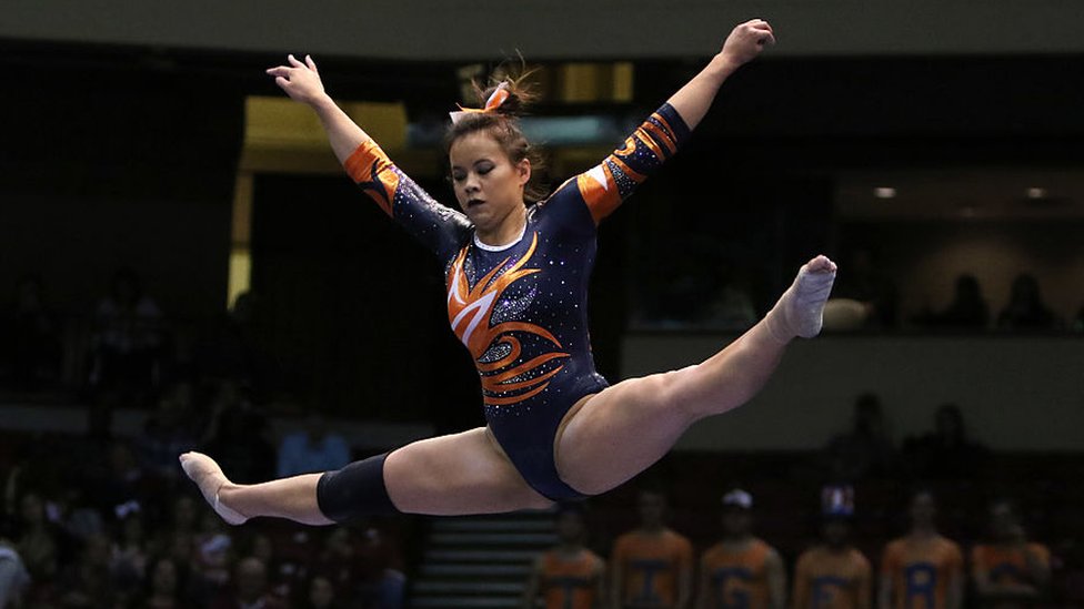 Samantha Cerio haciendo una rutina de ejercicio.