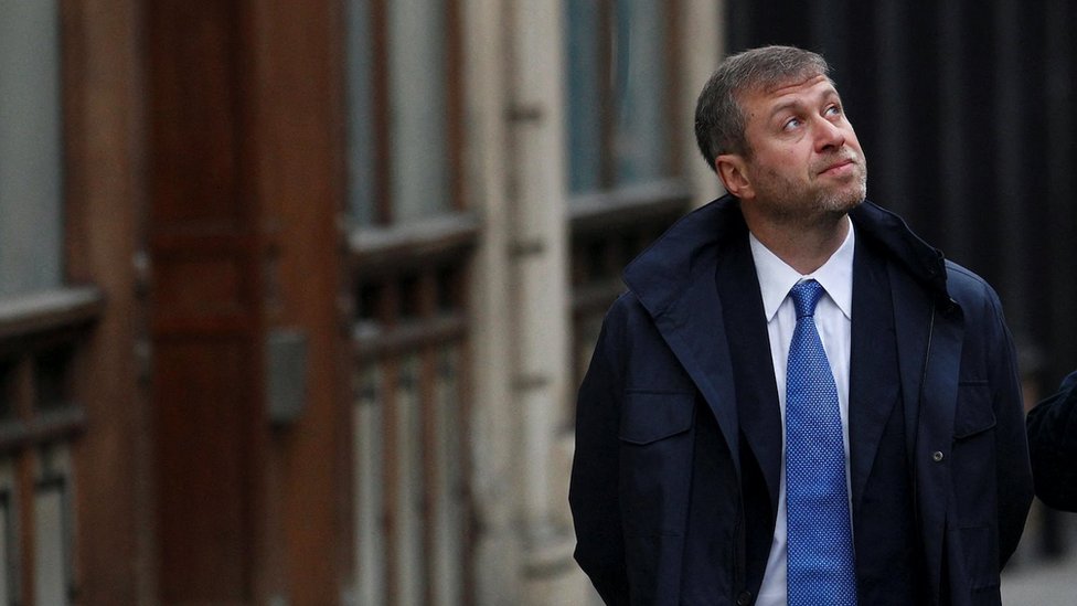 Chelsea Football Club owner Roman Abramovich walks past the High Court in London November 16, 2011.