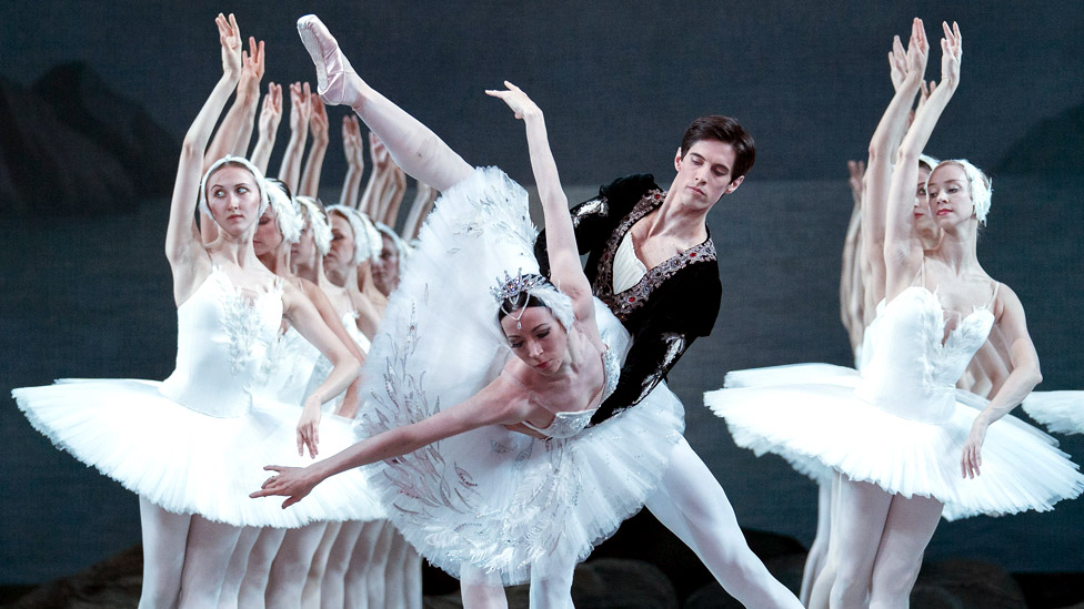 Ксандер Пэриш исполняет «Лебединое озеро» в Королевском оперном театре с балетом Мариинского театра