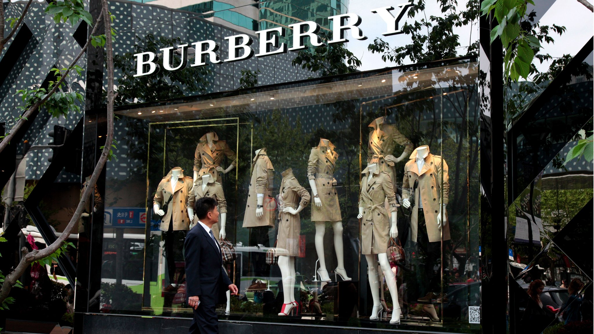 Burberry shares tumble by 8% as China sales disappoint - BBC News
