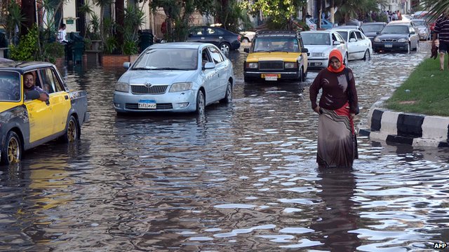 Egypt's 'Rain Man' makes small change from the floods - BBC News