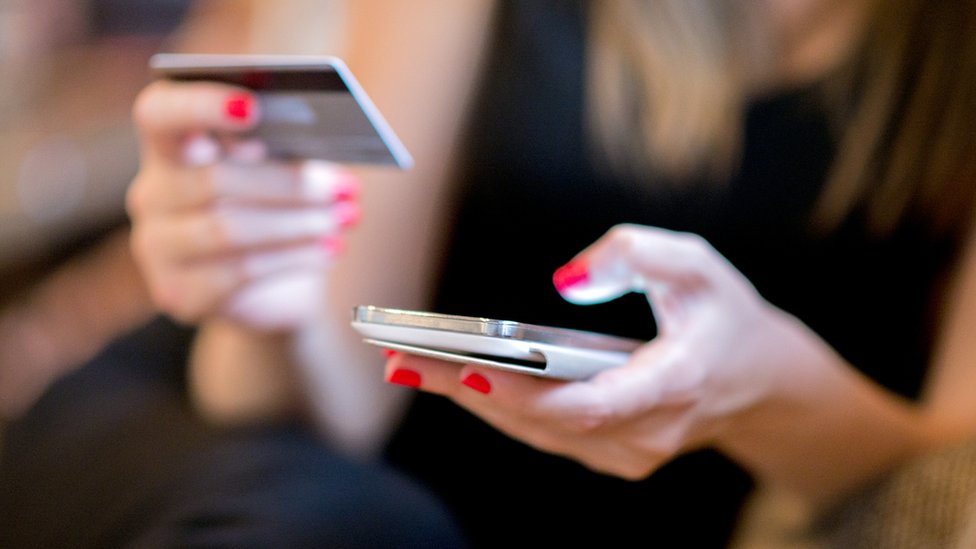 Recuerda que escribir tus contraseñas por email nunca es una buena idea. pagar con tarjeta de crédito por internet