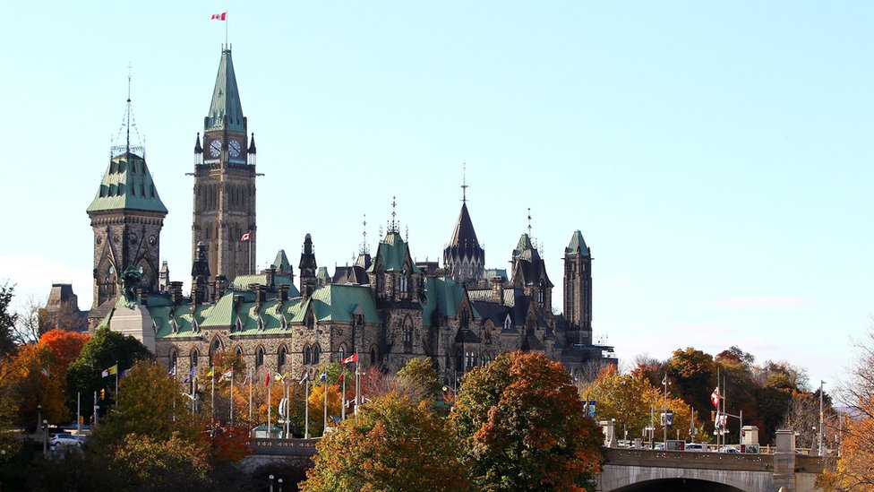Канадский флаг развевается над холмом Парламента в Оттаве, Канада
