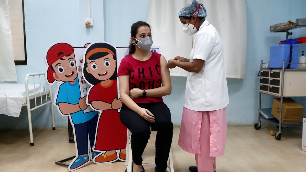印度孟買一位年輕女子接受牛津—阿斯利康新冠病毒疫苗注射（1/5/2021）