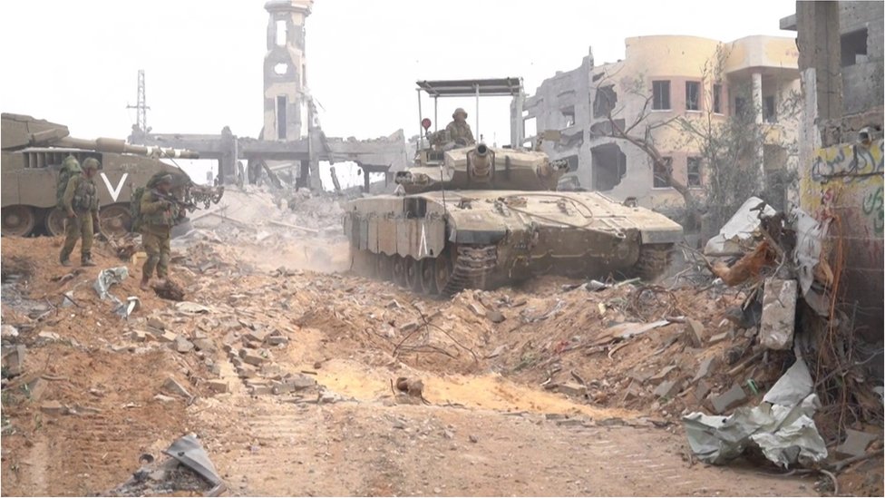 以色列坦克在被摧毀的加沙村莊