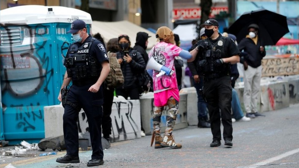 Полиция разговаривает с протестующими в зоне оккупации Капитолийского холма. Фото: 28 июня 2020 г.