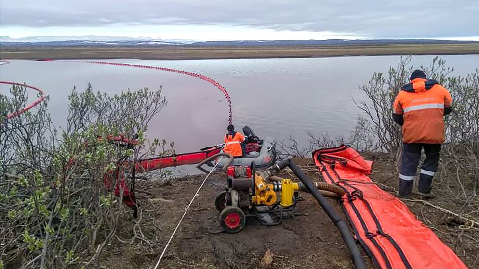 imagen muestra rescatistas mientras trabajan cerca de un gran derrame de diesel en el río Ambarnaya.