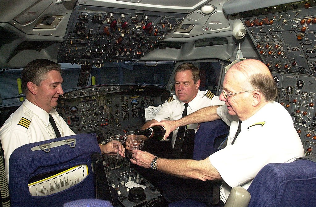Dos pilotos y un ingeniero de vuelo conversan