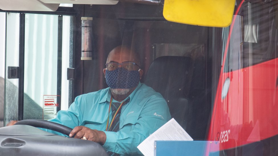 Водитель лондонского автобуса в защитной маске
