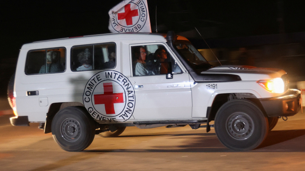 據信載有哈馬斯釋放人質的一輛紅十字國際委員會車輛抵達拉法過境點（24/11/2023）
