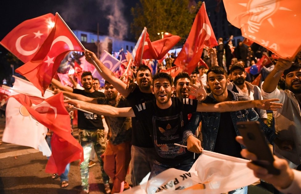 Erdoganove pristalice slave pobedu ispred sedišta vladajuće partije