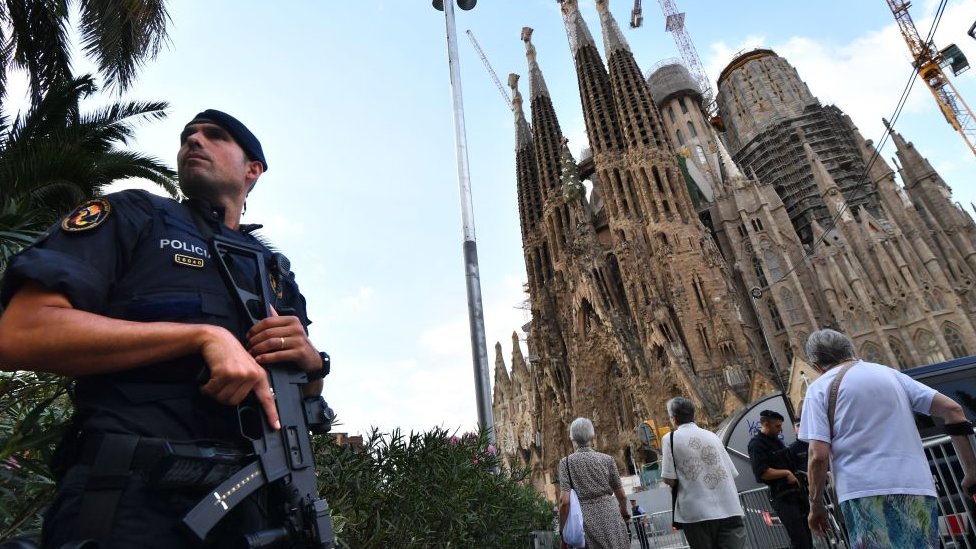 Un policía frente a la catedral de la Sagrada Familia en Barcelona
