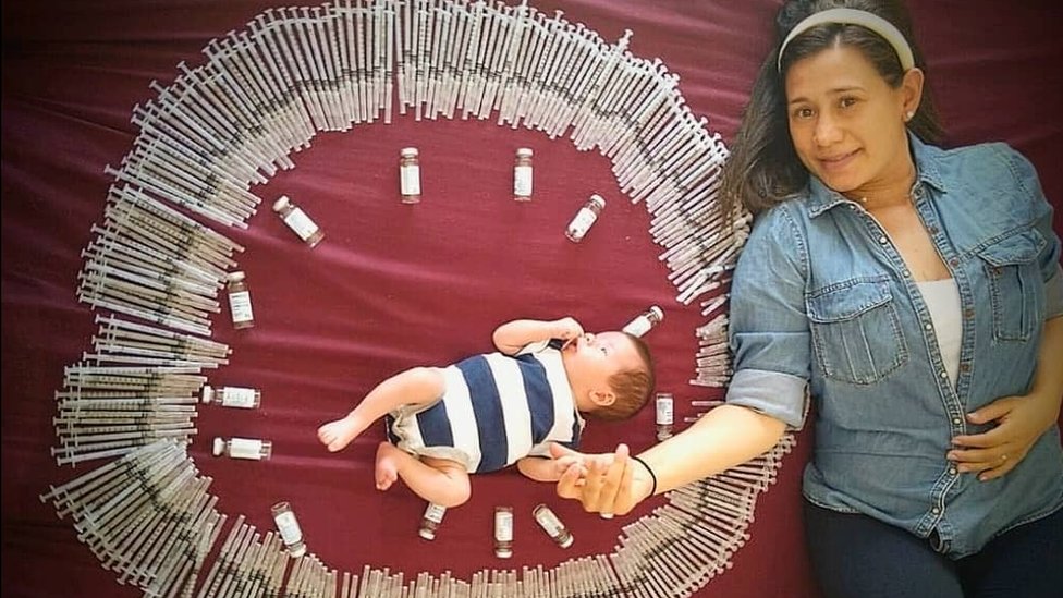 Ileana posa com o filho Gabriel e as injeções de anticoagulantes que ele precisou durante a gravidez.