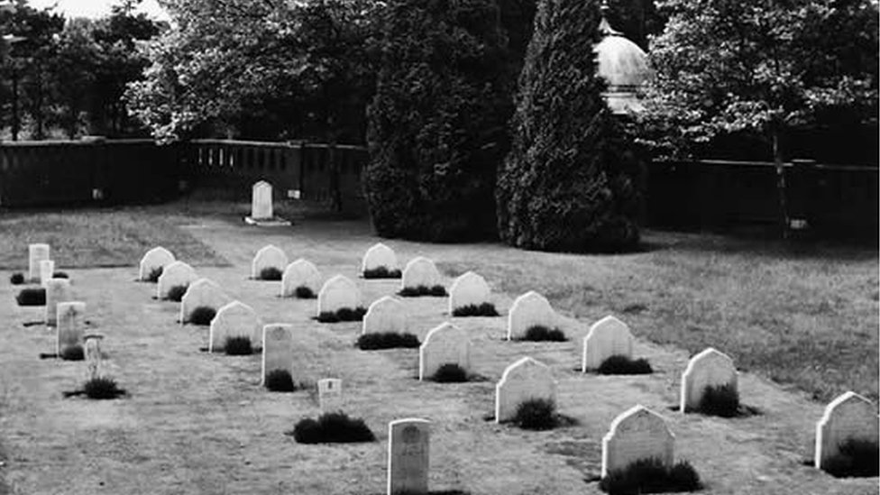 Надгробия 27 военнослужащих, захороненных на месте захоронения в Уокинге
