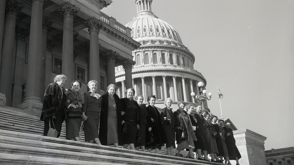 Все 17 женщин, участвовавших в 84-м Конгрессе, позировали для этой фотографии на ступеньках Капитолия в 1955 году