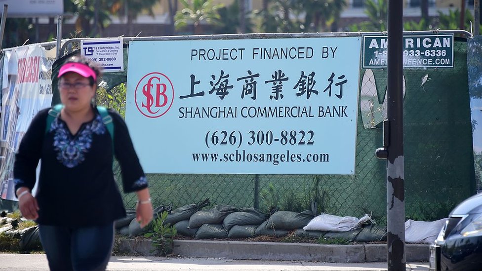 Un cartel de una inversión inmobiliaria de un banco chino con letras en Chino en San Gabriel California.