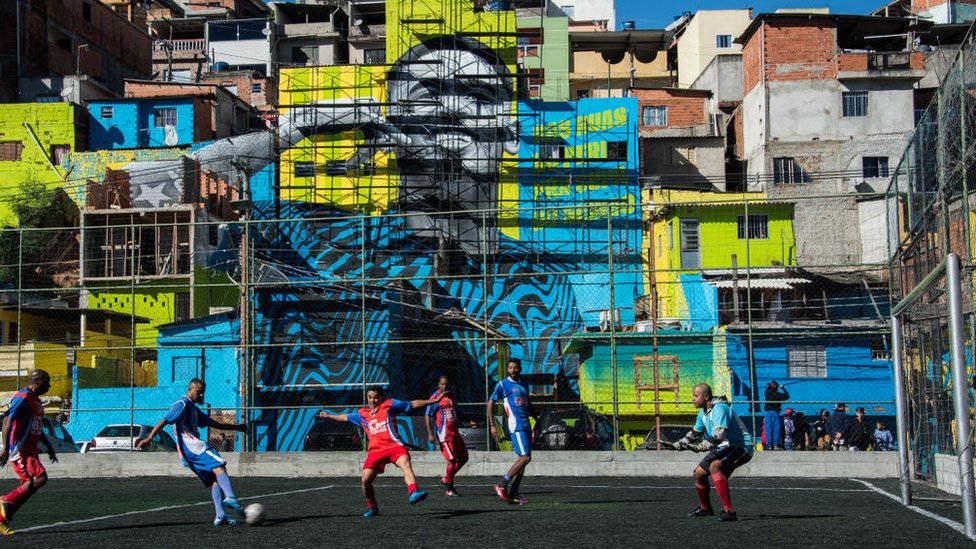 Partido de fútbol en una favela