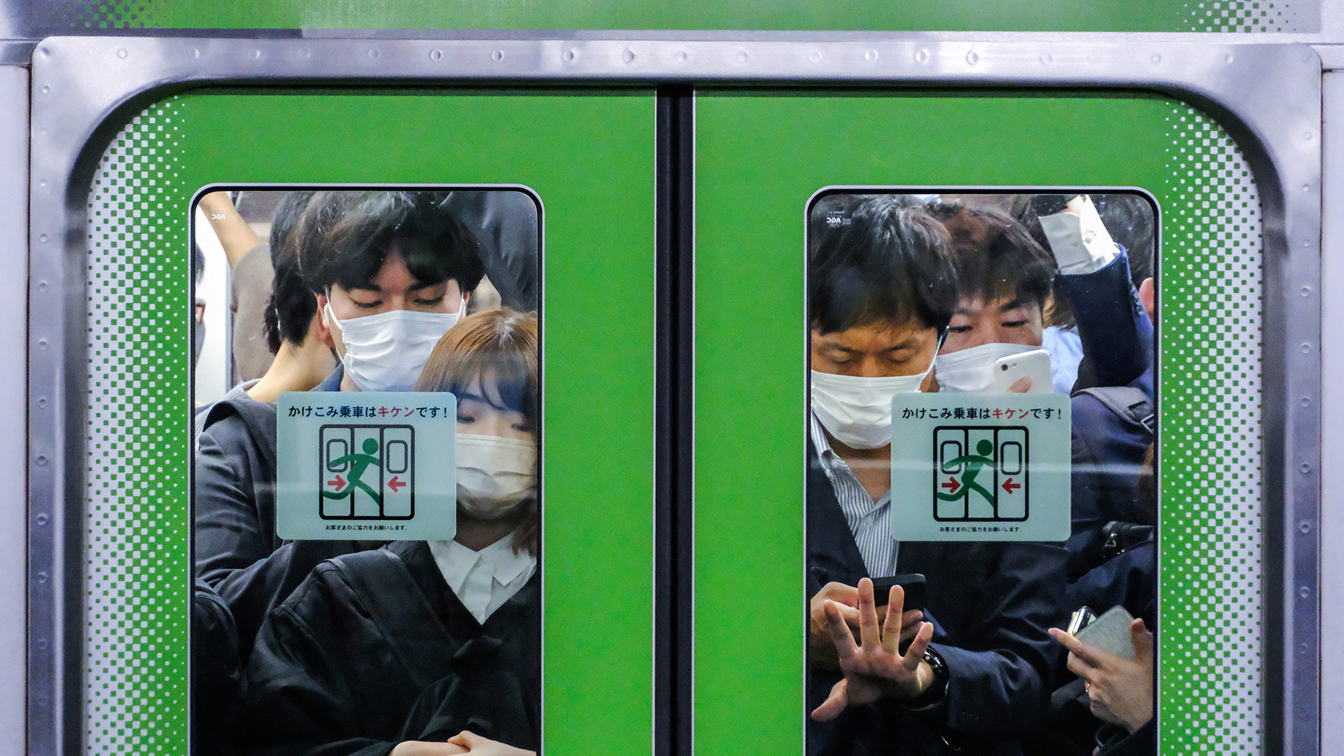 قطار طوكيو المزدحم