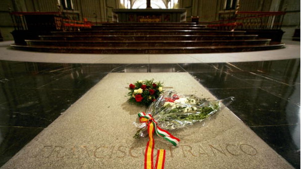 El congreso español quiere cambiar a Franco de tumba. Tumba de Francisco Franco