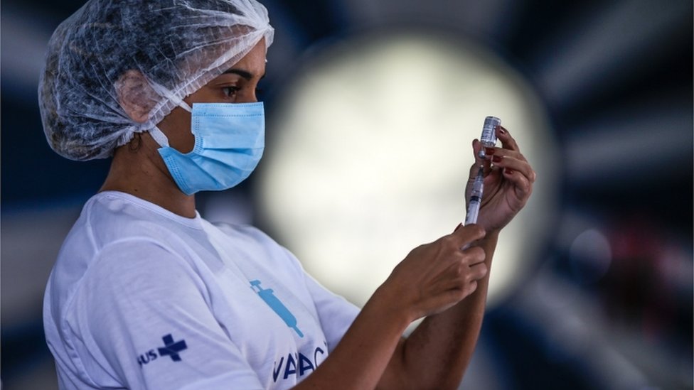 Enfermeira prepara vacina no Rio de Janeiro