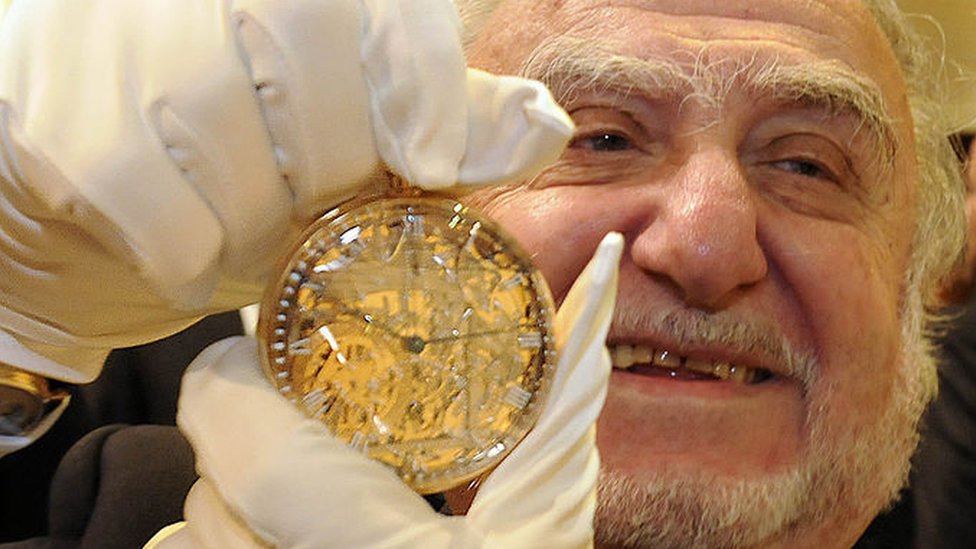 Nicolas Hayek con la réplica del famoso reloj. Nicolas Hayek con la réplica del famoso reloj.