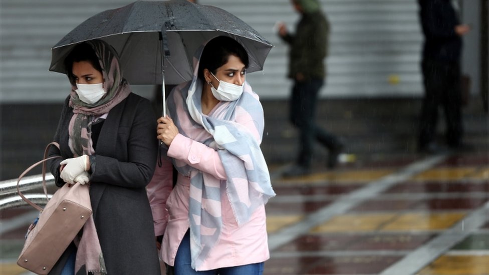 Иранские женщины в Тегеране носят защитные маски, чтобы предотвратить заражение коронавирусом