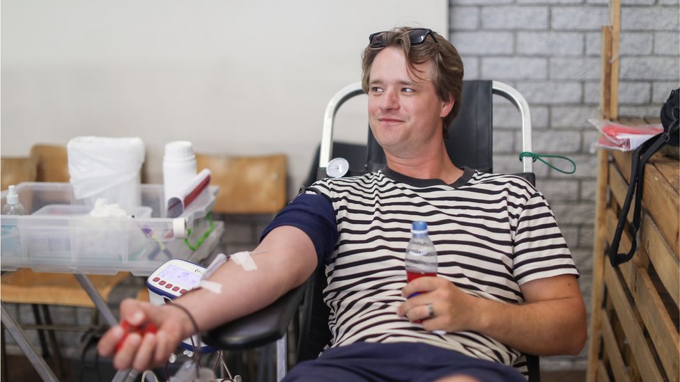 Hombre donando sangre.