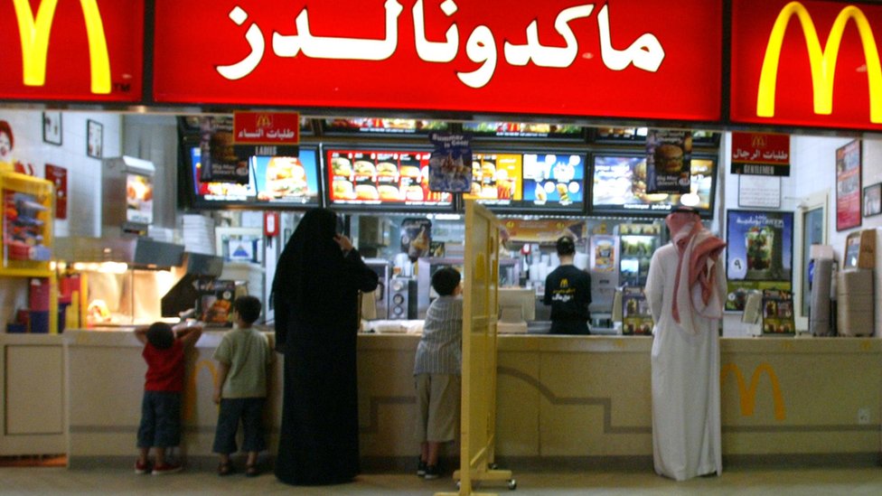 Доска сегрегации отделяет женщин и семьи от мужчин в ресторане McDonalds в Эр-Рияде. Фото из файла