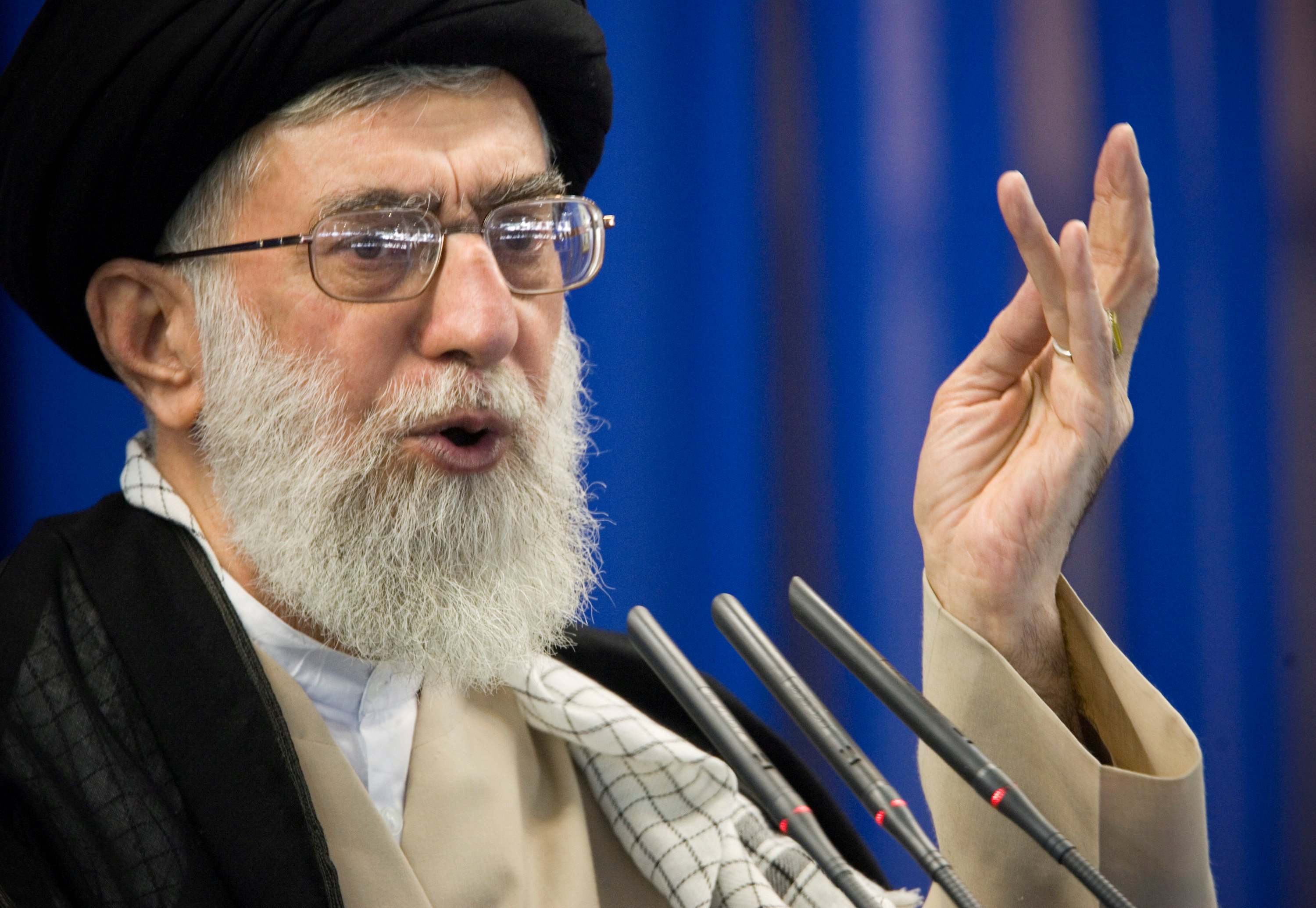 خامنئي خلال صلاة الجمعة في طهران