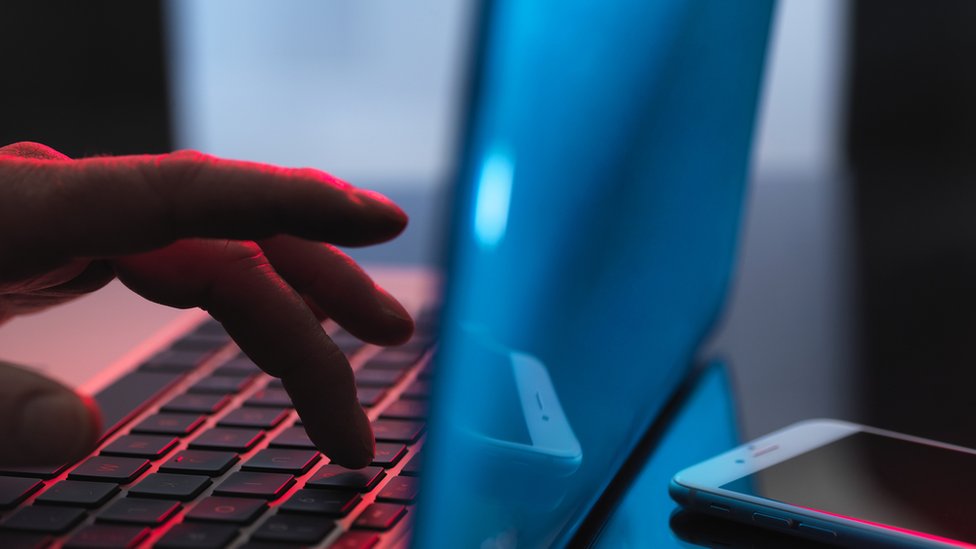 Dar tus contraseñas por internet puede jugarte una mala pasada. estafador digital