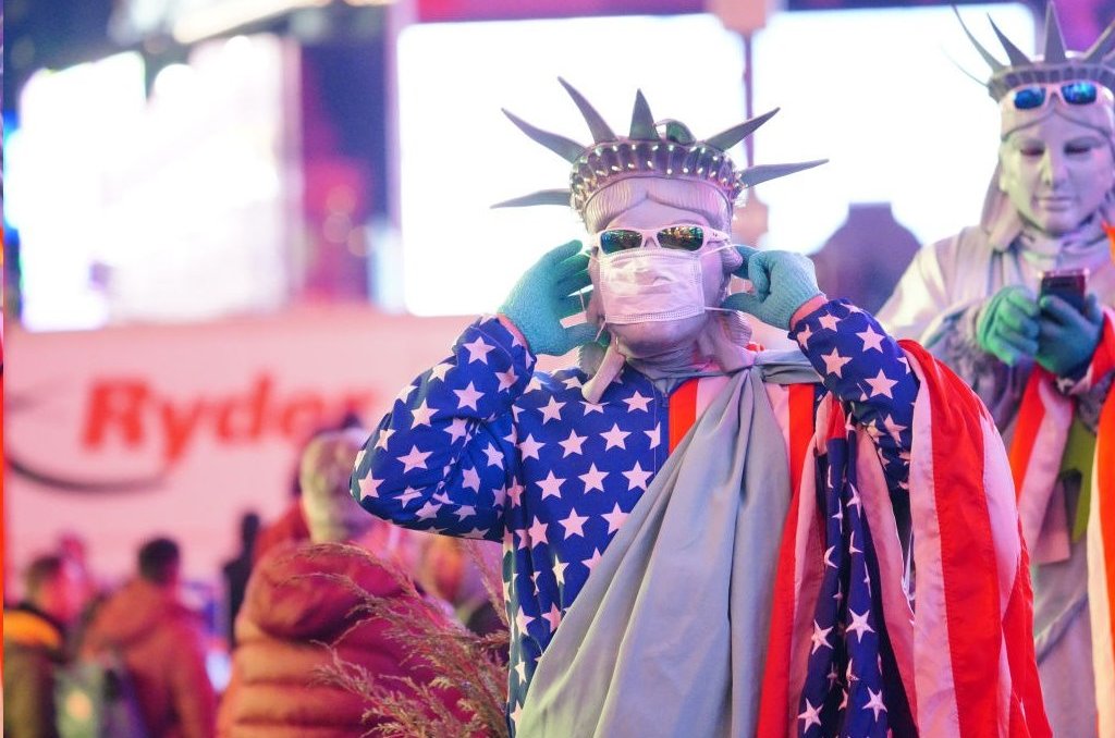 紐約時代廣場戴口罩的街頭表演者