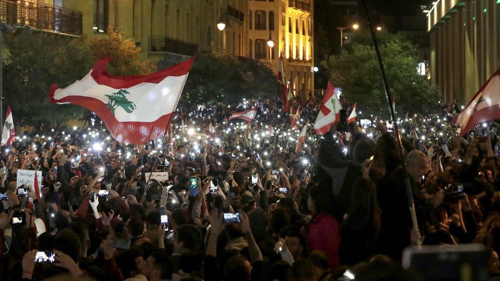 Демонстранты зажигают фонарики своих телефонов во время антиправительственной акции протеста в Бейруте