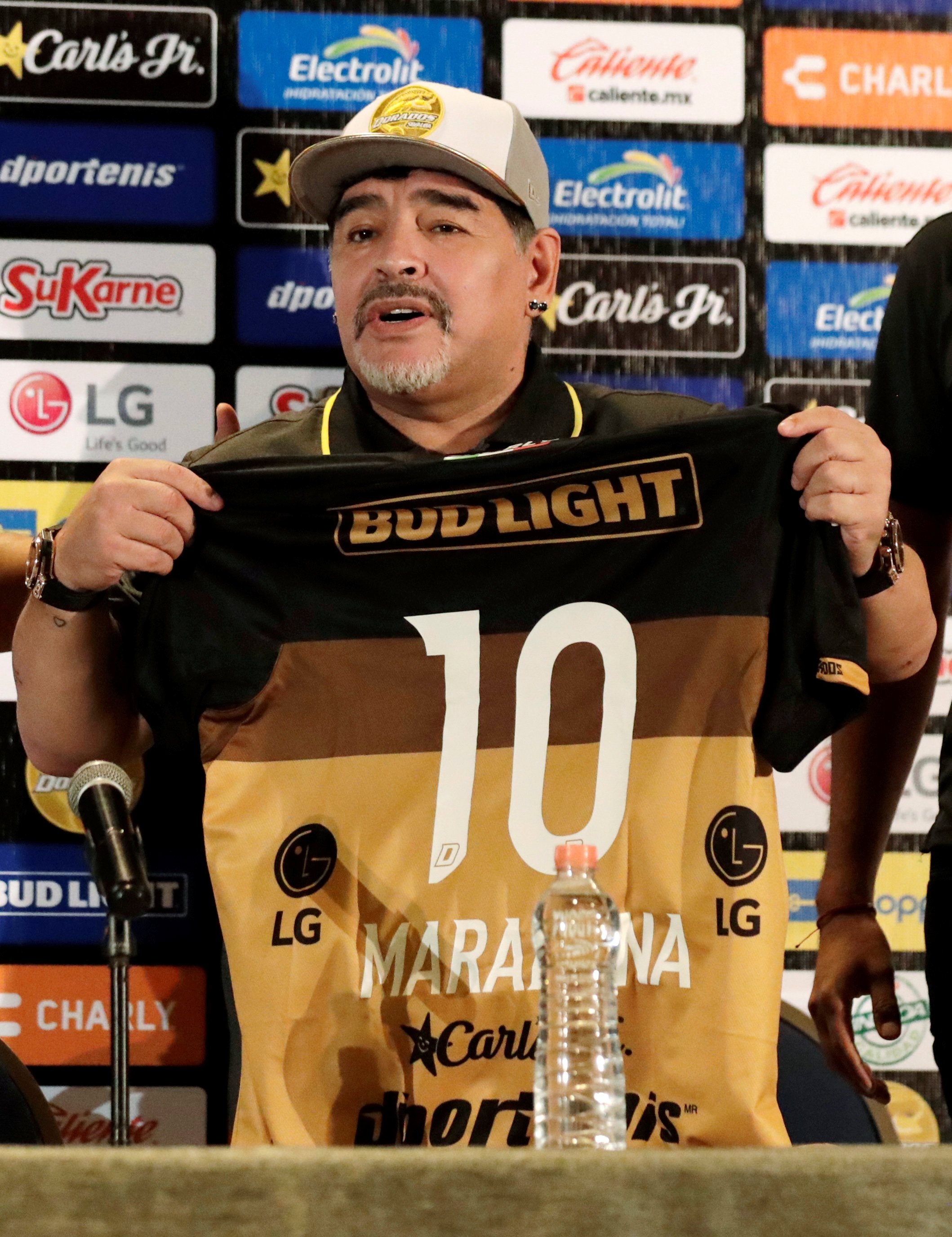 Dijego Maradona drži dres kluba Dorados sa brojem 10 tokom pres konferencija u Kuliakanu, Sinalio, Meksiku 10 septembra 2018. godine.