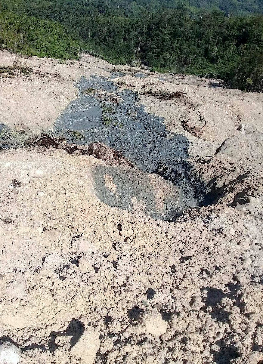 На рекламной фотографии показан оползень и повреждение дороги, расположенной недалеко от городка Табубил, после землетрясения, обрушившегося на Южное нагорье Папуа-Новой Гвинеи