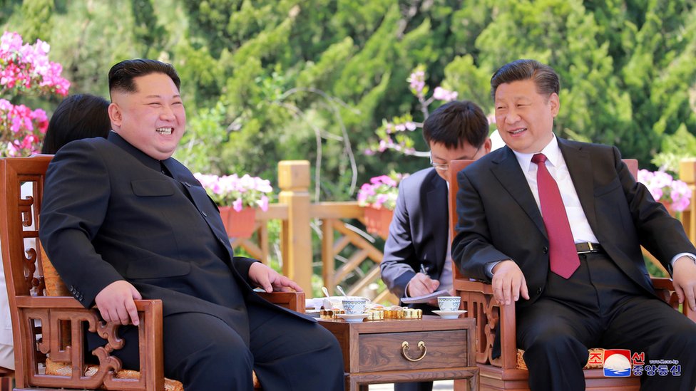 朝鮮國務委員長金正恩（左）於中國大連會晤中國國家主席習近平（右）（朝中社2018年5月9日發放圖片）