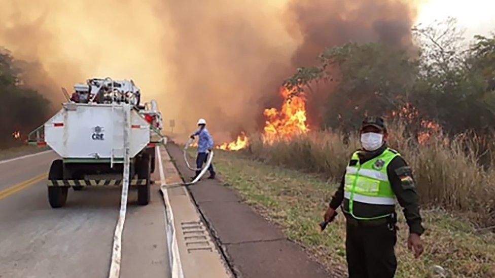 Bomberos luchando contra el fuego en Santa Cruz, Bolivia. Bomberos luchando contra el fuego en Santa Cruz, Bolivia.