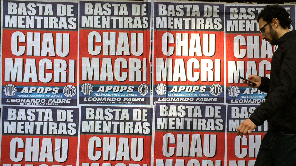 Carteles que dicen "Chau Macri".