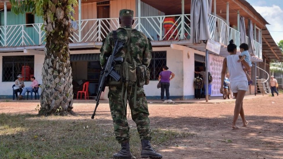 Солдат стоит на страже в деревне Герима на востоке Колумбии (16.02.2017)