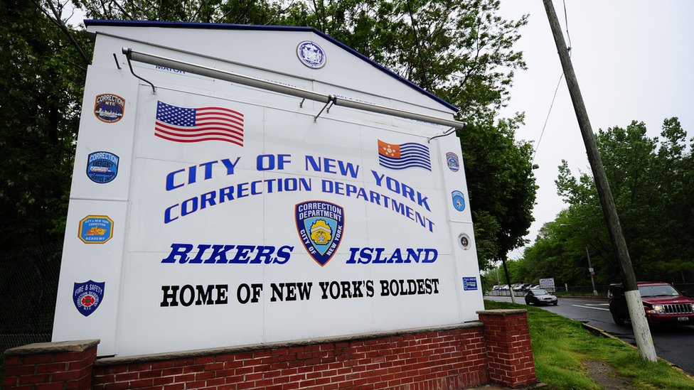 Вывеска возле тюрьмы Райкерс-Айленд с надписью «Дом самых смелых в Нью-Йорке»