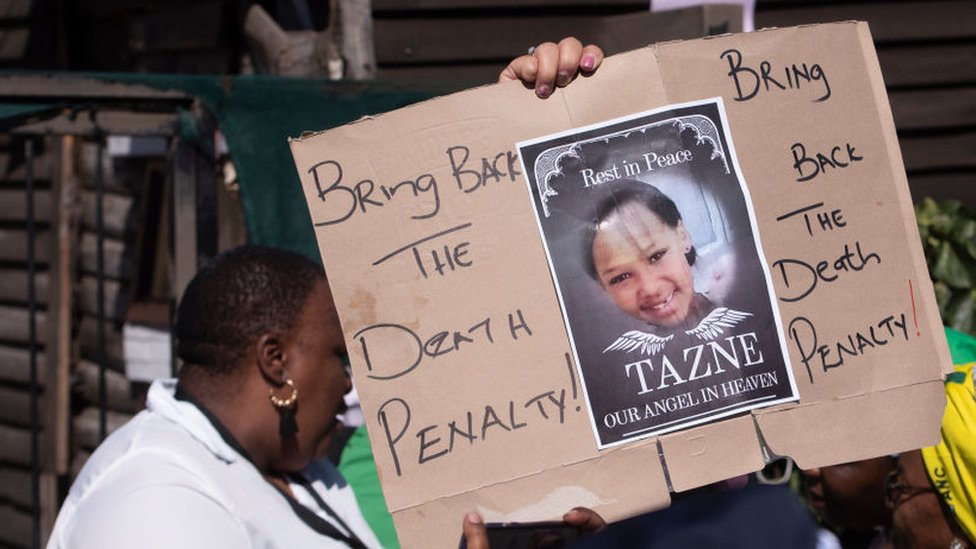Плакат с надписью «вернуть смертную казнь»