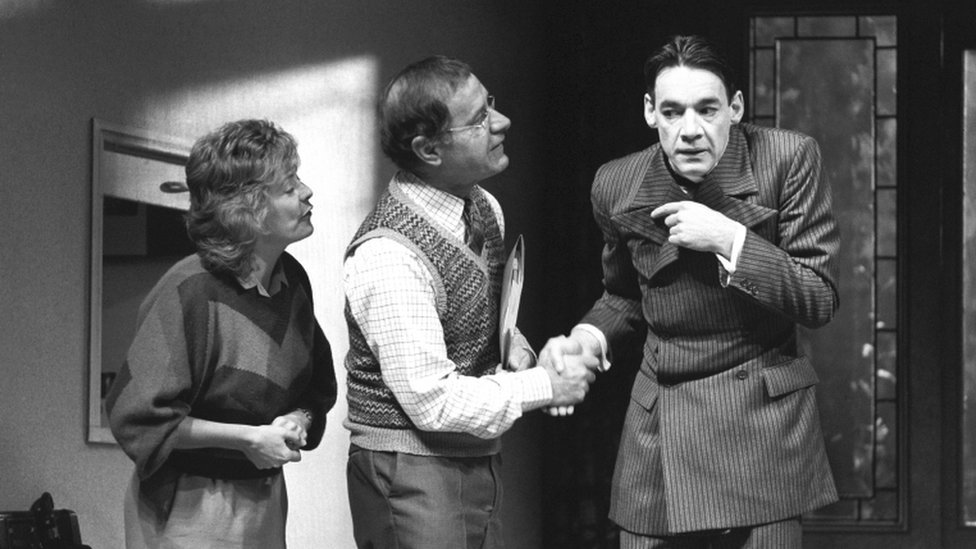 Элисон Стедман, Джеффри Палмер и Роджер Ллойд Пак на репетиции в Royal Court Theatre пьесы Алана Беннета «Дик Кафки».
