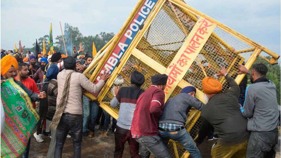 India farmers: The viral image that defines a protest - BBC News