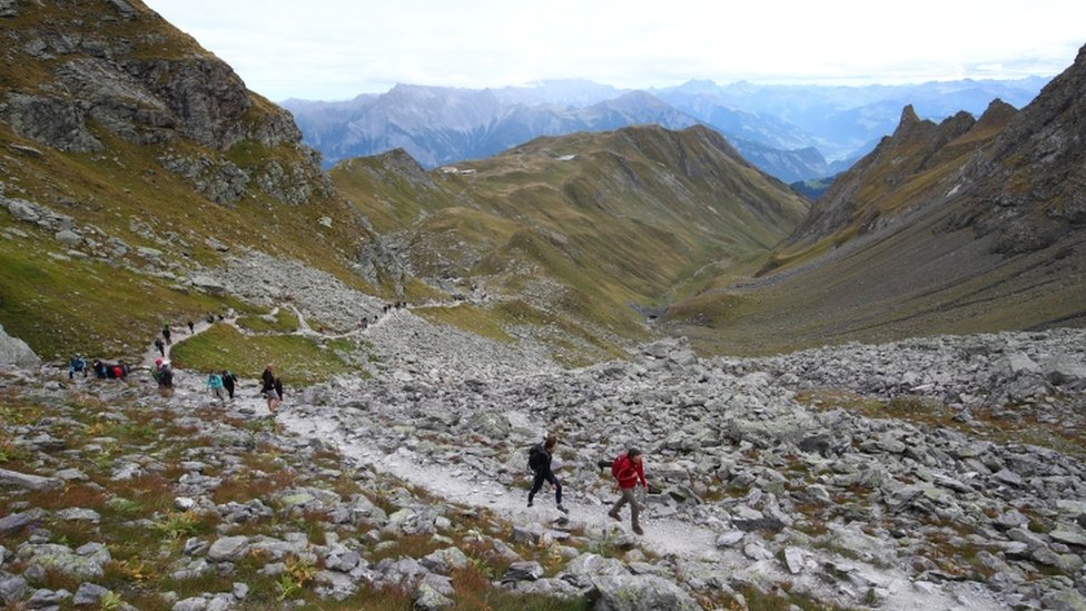 Люди отправляются в поход в Швейцарские Альпы, чтобы отдать дань уважения мертвому леднику