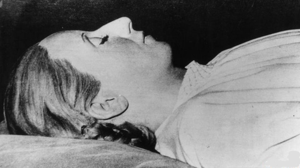 El cuerpo embalsamado de Eva Perón en 1952.