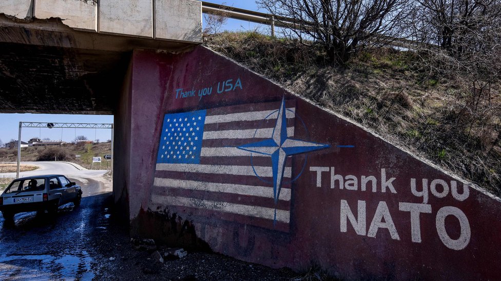 Граффити с флагом США и надписью «Спасибо, НАТО»