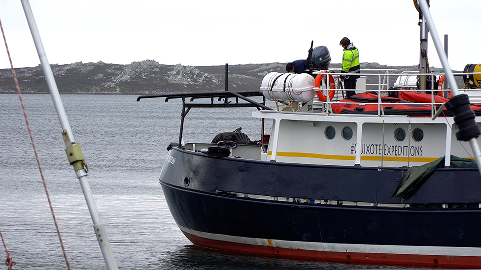 Barco en el puerto de Stanley en Malvinas/Falklands.