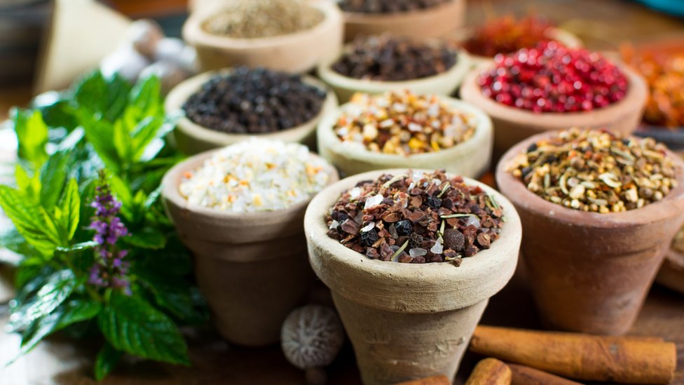 கொரோனா தடுப்புக்கு சித்த மருத்துவ பொடியை சோதனை செய்ய உயர்நீதிமன்றம் உத்தரவு  - BBC News தமிழ்