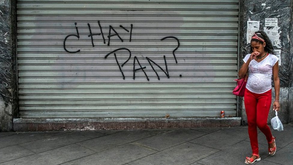 Una mujer camina en Venezuela